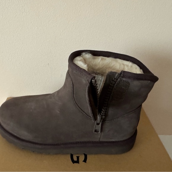 UGG Adri Classic Mini Suede Fur Lined Zip Boot. Boy. Girl. Unisex. Size: 4 - Picture 4 of 12